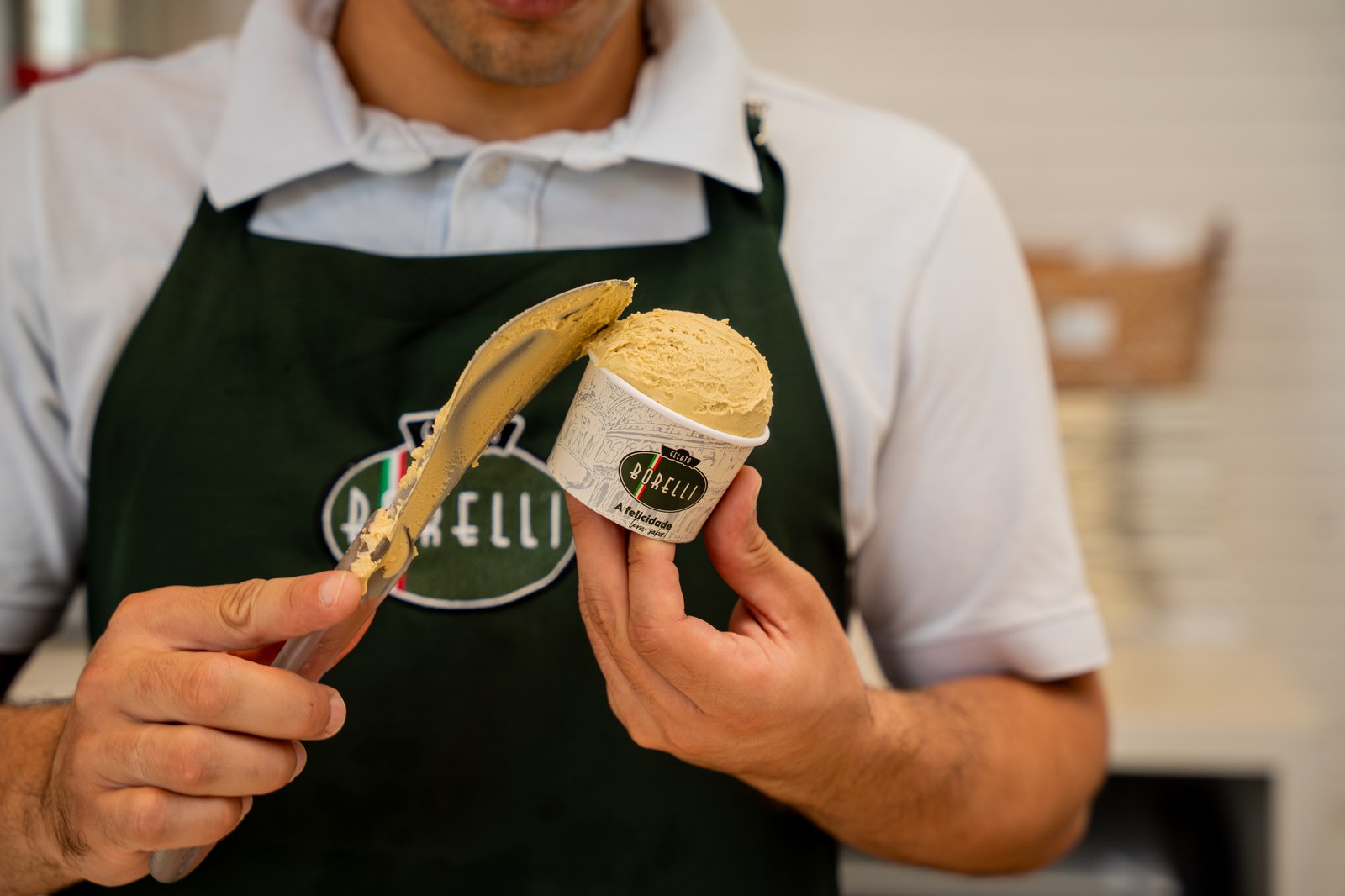 Preparo artesanal do gelato Borelli, sabor pistacchio