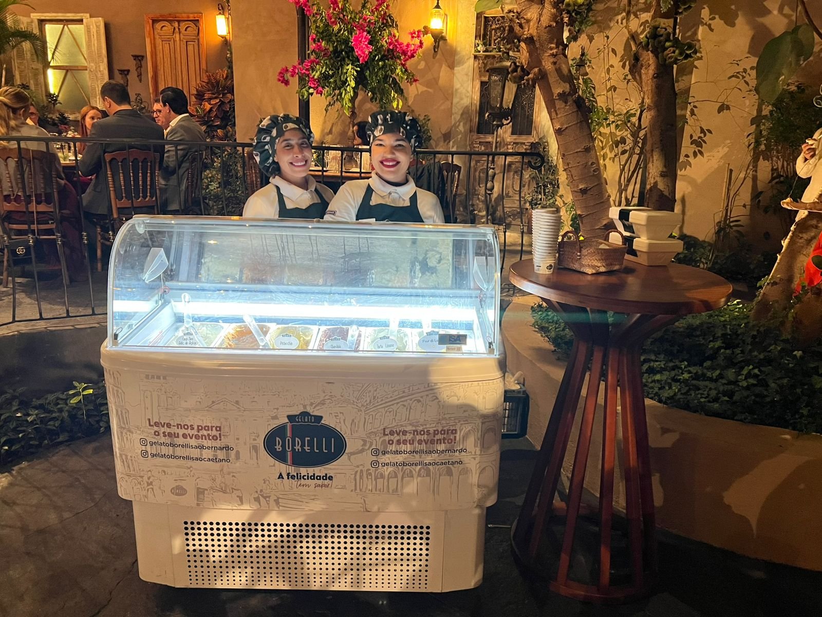 Estação Borelli em recepção de casamento em jardim