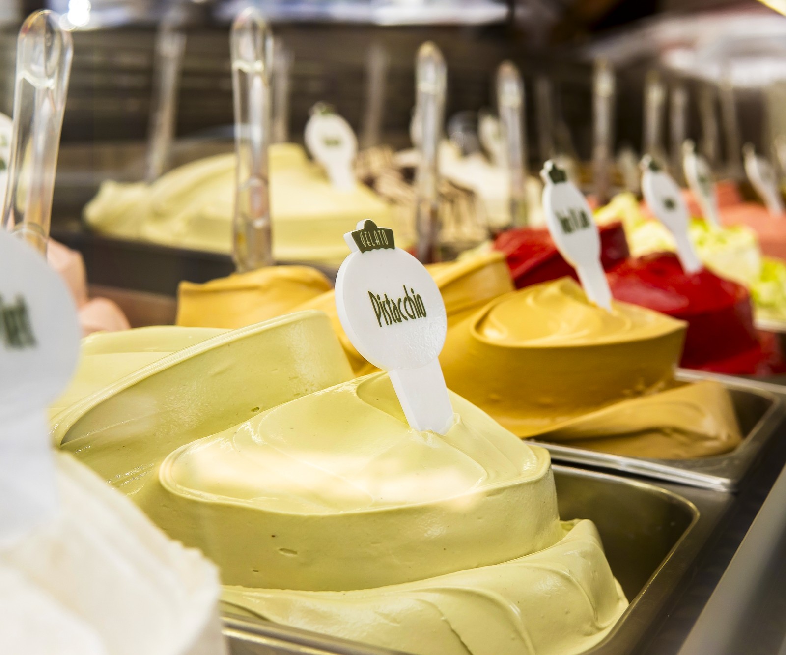 Vitrine de gelatos artesanais Gelato Borelli, sabor pistacchio em destaque