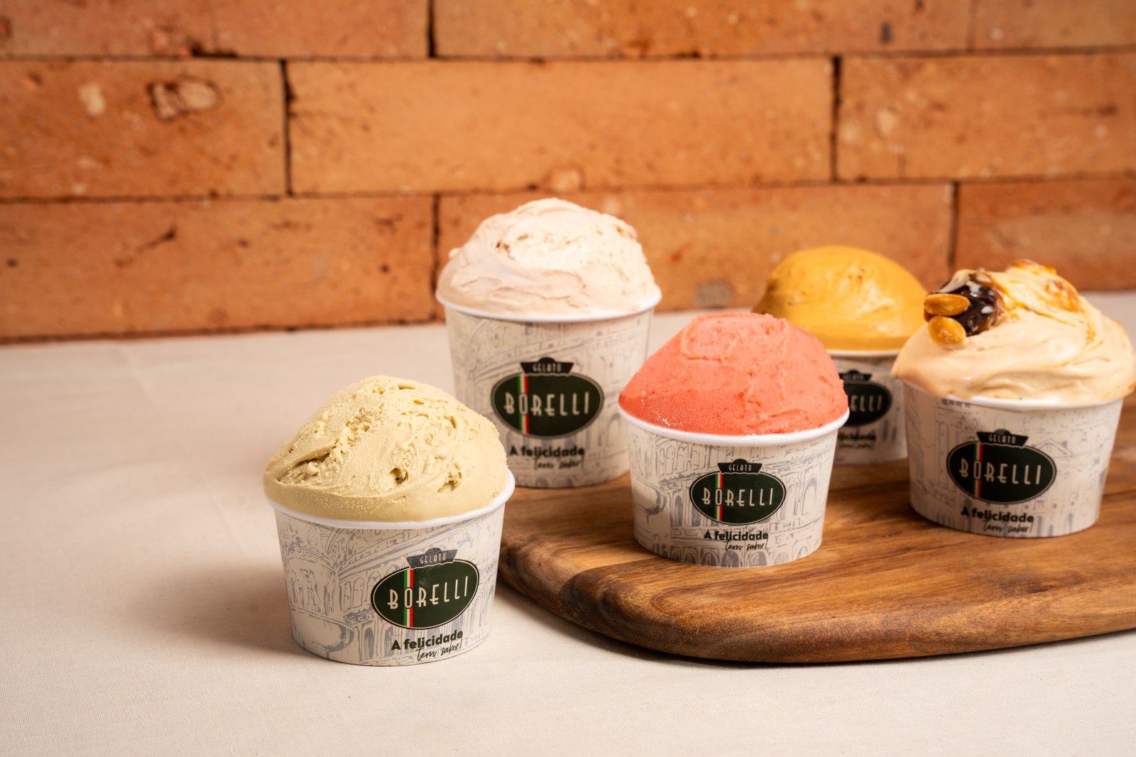 Variedade de sabores de gelato artesanal Gelato Borelli em copinhos