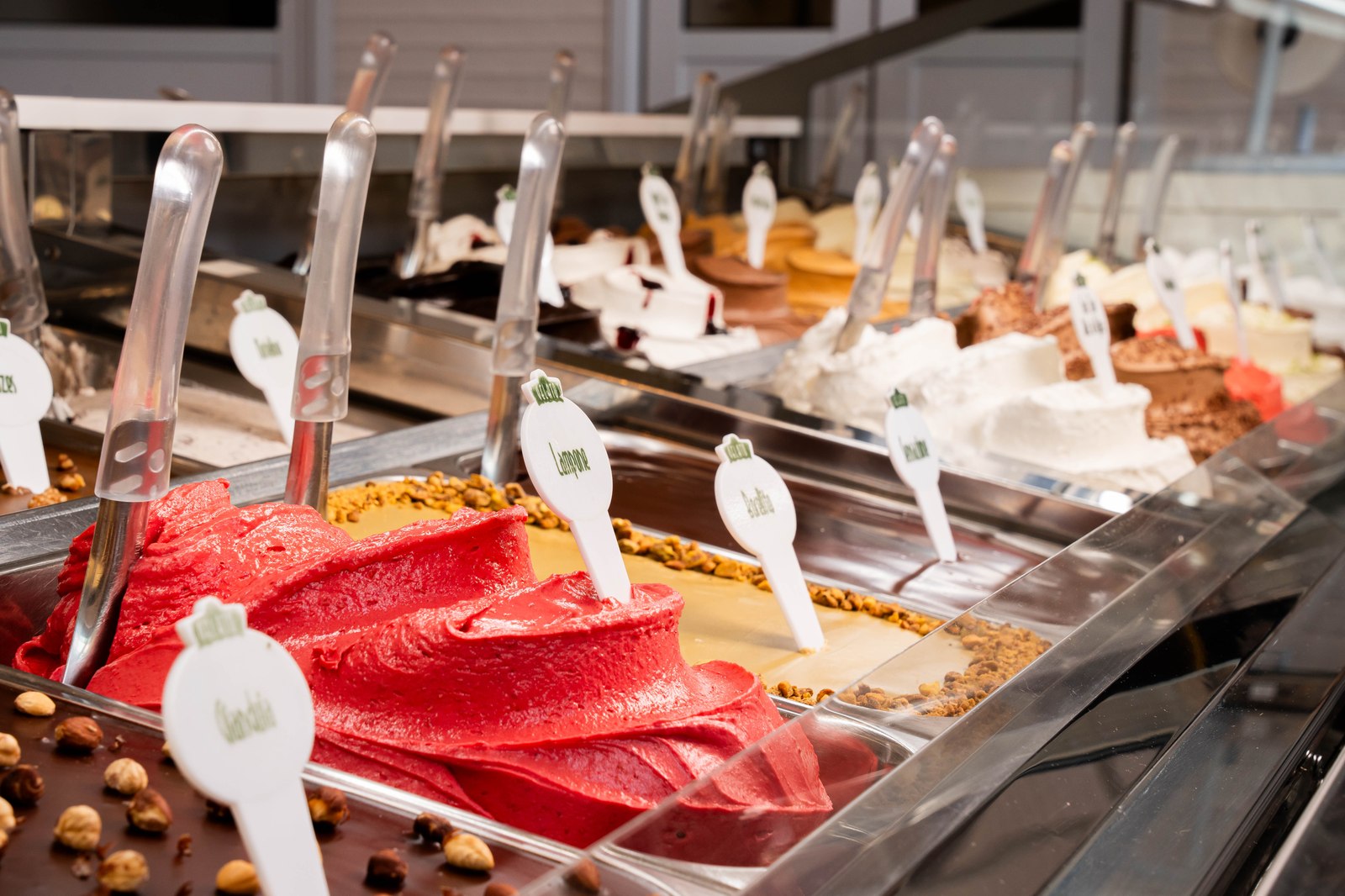 Vitrine de sabores Gelato Borelli em exposição na loja