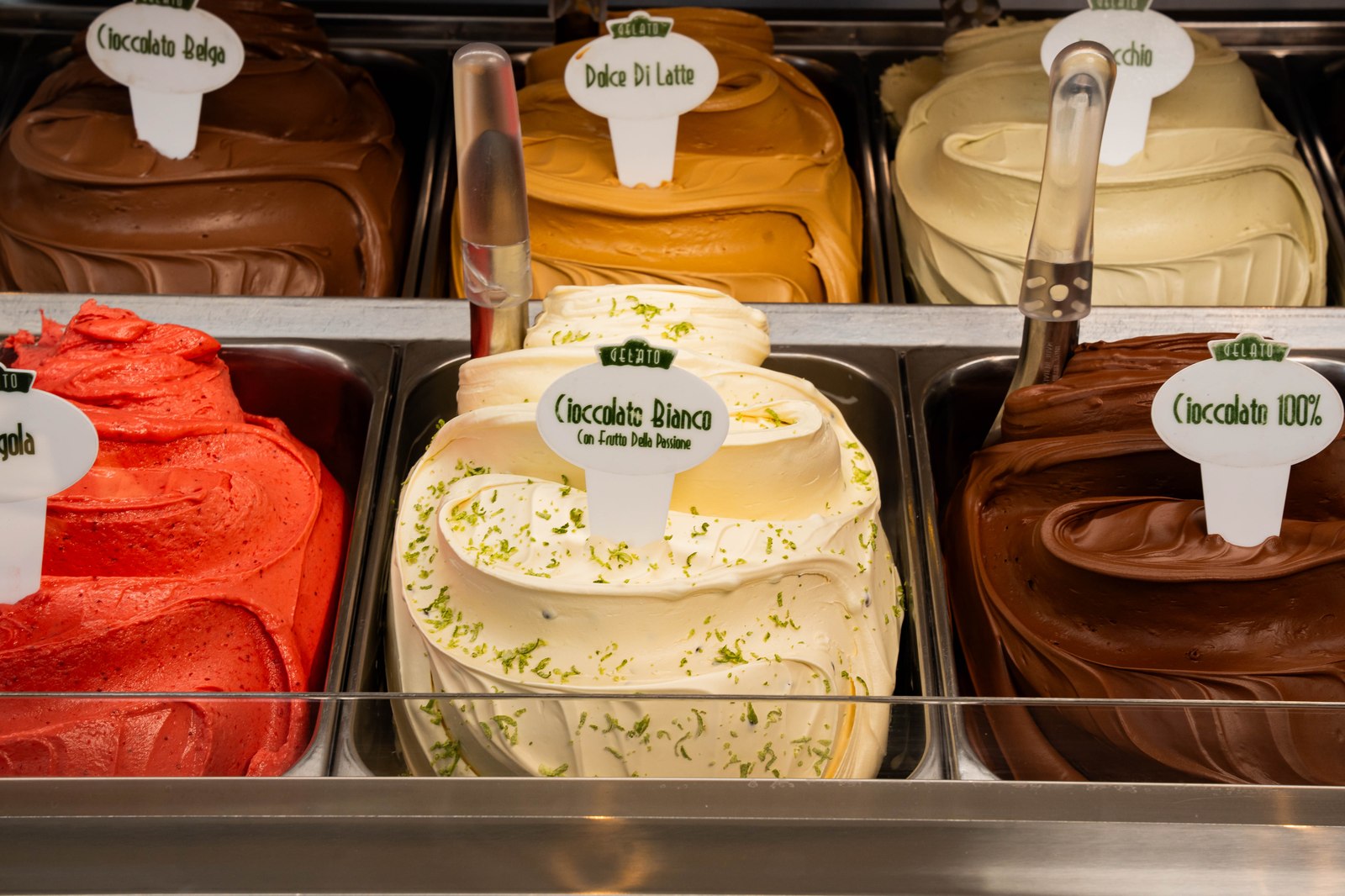 Vitrine colorida com sabores Cioccolato Belga, Dolce di Latte, Pistacchio e Fragola
