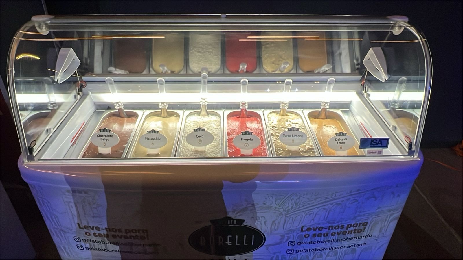 Vista de cima da vitrine com sabores Borelli